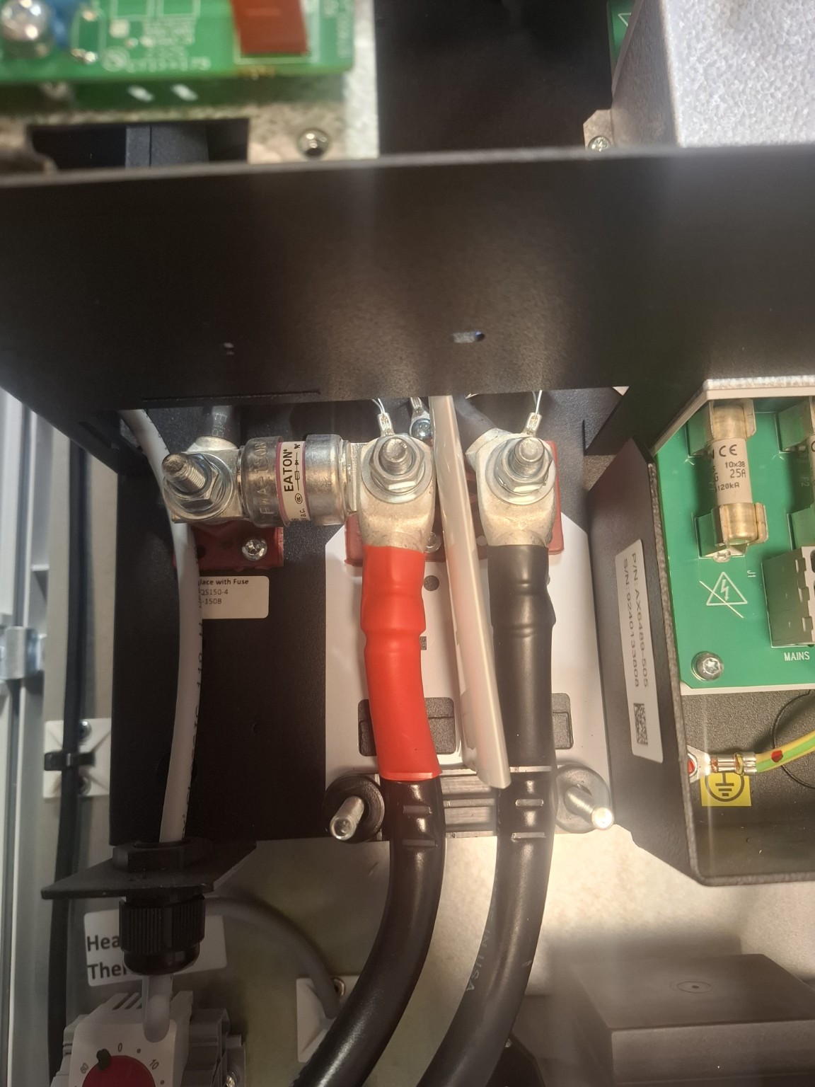 Kabler, sikring og elektronikk i teknisk skap